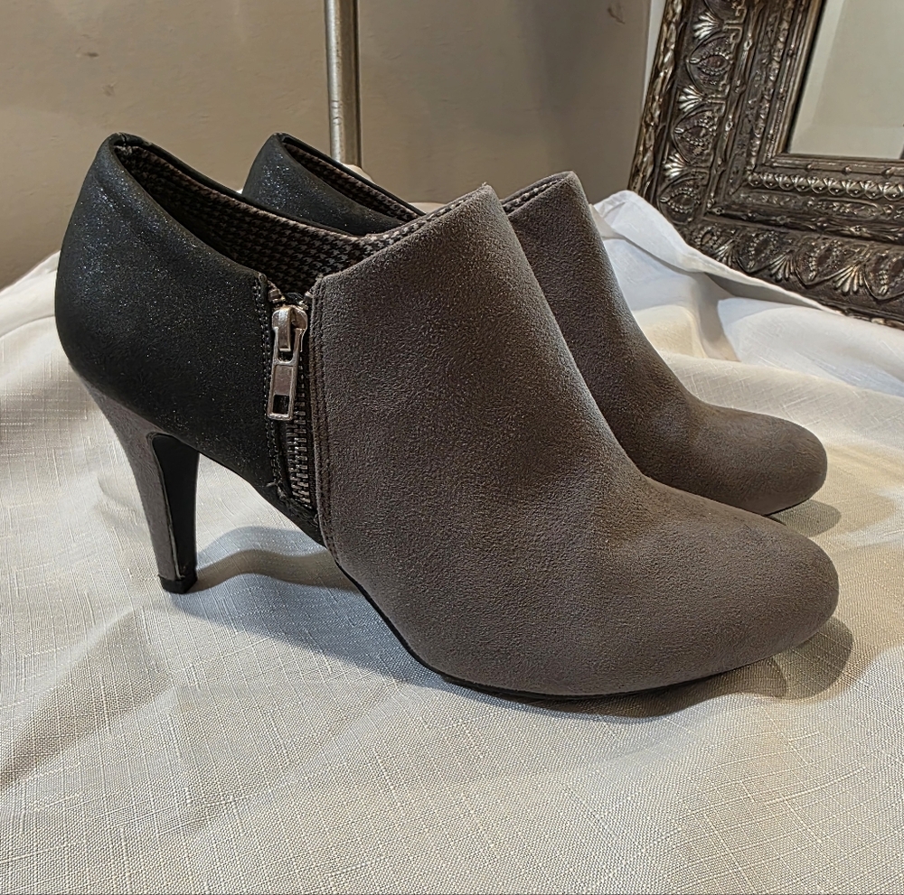 Dexflex Comfort 'Harper' Gray and Black High-Heeled Ankle Booties.  Sz 9.5W